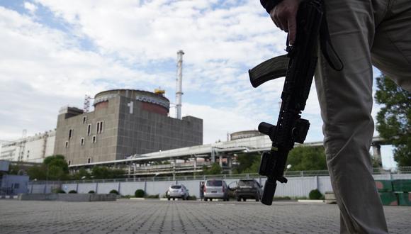 Una persona de seguridad parada frente a la planta de energía nuclear de Zaporizhzhia en Enerhodar (Energodar), Óblast de Zaporizhzhia, en medio de la acción militar rusa en curso en Ucrania. (Foto de STRINGER / AFP)