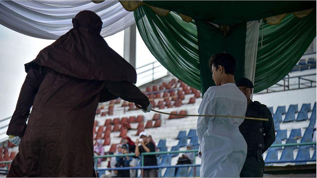 Indonesia: azotan a 11 personas por mantener relaciones extramaritales (FOTOS)