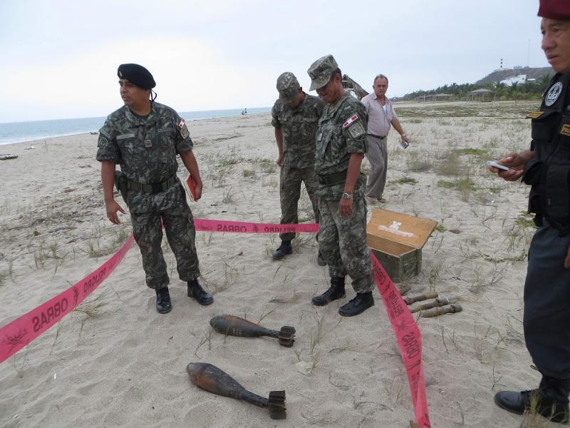 Hallan morteros del ejército en la playa