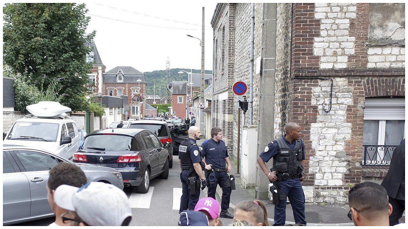 Francia: terroristas toman iglesia con cuchillos y degollan sacerdote (VIDEO)