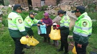 Policías donan ropa de abrigo a familia en extrema pobreza en Acobambilla