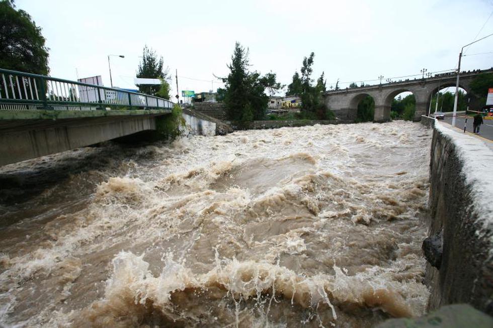 Río Chili a punto de rebasar su cauce en avenida La Marina