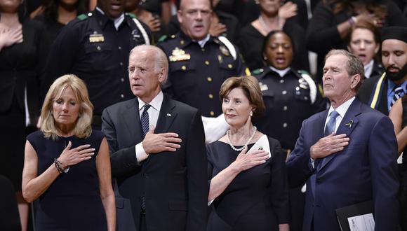 El ahora presidente Joe Biden y su esposa Jill Biden y en una foto de archivo con el ex presidente estadounidense George W. Bush y la ex primera dama Laura Bush. (MANDEL NGAN / AFP)