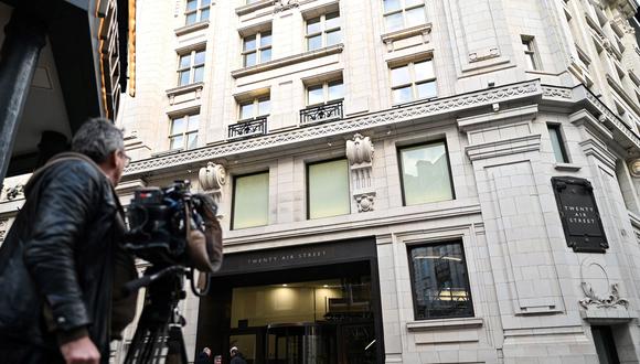 Un hombre filma con una cámara la entrada del edificio que alberga la oficina de Londres de la compañía de redes sociales Twitter, en el centro de Londres, el 24 de enero de 2023. (Foto de JUSTIN TALLIS / AFP)