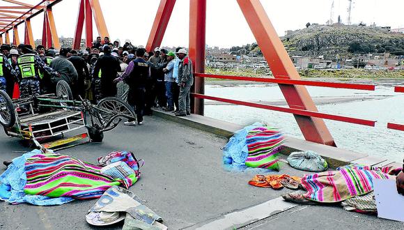 Camión embiste triciclo y mueren tres en puente internacional de Ilave