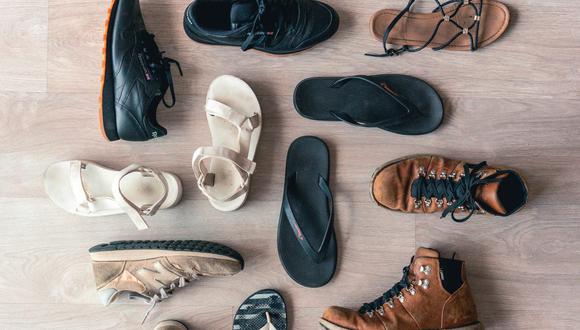 Cada material de tus zapatos es único, por lo que debes guardarlos en un lugar seco y limpio. (Foto: Pexels)