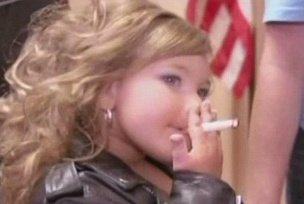 Fotos: Niña de 4 años causa polémica por "fumar" en televisión