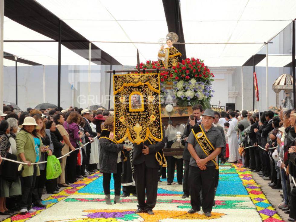 Con alfombras y tunantada, miles veneran a Santo Domingo de Guzmán 