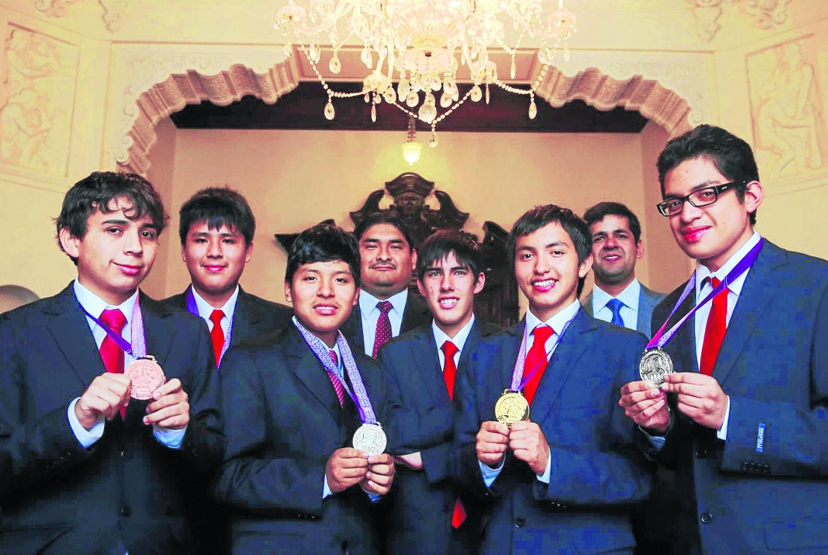 Escolares de Junín en delegación que ganó en olimpiadas matemáticas 