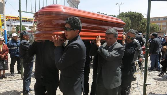 Juliaca: en medio de dolor fueron enterrados los restos del profesor Felíx Cruz 