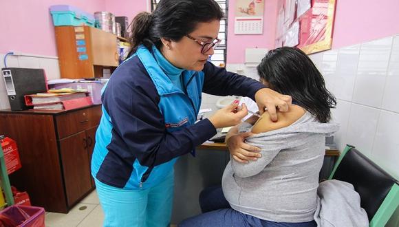 La Diresa Piura estableció cuatro puntos de vacunación contra el COVID-19 para atender a más de 1,000 gestantes de los 3 distritos