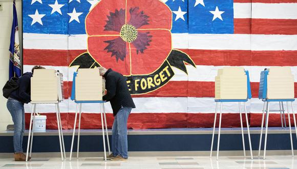 Los votantes emitieron sus votos en la Escuela Primaria Robious durante las elecciones de mitad de período de Estados Unidos en Midlothian, Virginia, el 8 de noviembre de 2022. (Foto de Ryan M. Kelly / AFP)