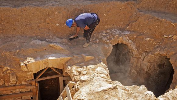 El personal de la Autoridad de Antigüedades de Israel trabaja en una mansión recién descubierta que data del período islámico temprano entre los siglos VIII y IX, en la ciudad beduina de Rahat en el sur del desierto de Negev en Israel el 23 de agosto de 2022. (Foto:  MENAHEM KAHANA / AFP)