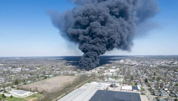 El jefe de bomberos del estado de Indiana, Steve Jones, declaró  el martes que el humo era “tóxico”. (Foto: Twitter)