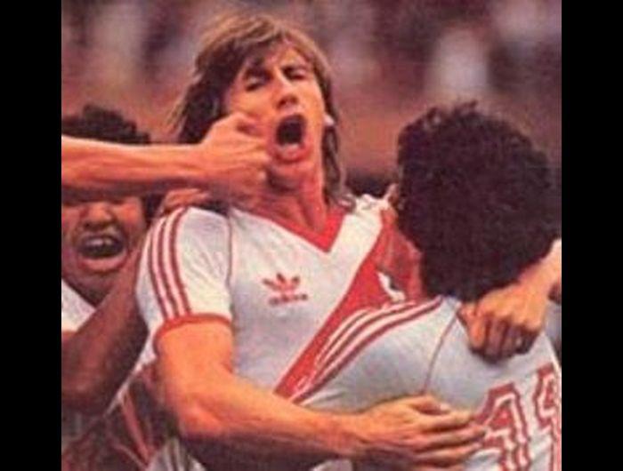 Ricardo Gareca celebrando un gol con River Plate en el que jugó en 1985. (Foto: Internet)