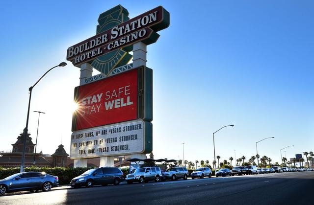 Los vehículos se alinean en las calles alrededor del Boulder Station Hotel & Casino mientras esperan para ingresar a un sitio de distribución de alimentos de emergencia de Three Square Food Bank en respuesta a un aumento de la demanda en medio de la pandemia del coronavirus en Las Vegas, Nevada. (Foto: AFP/David Becker)