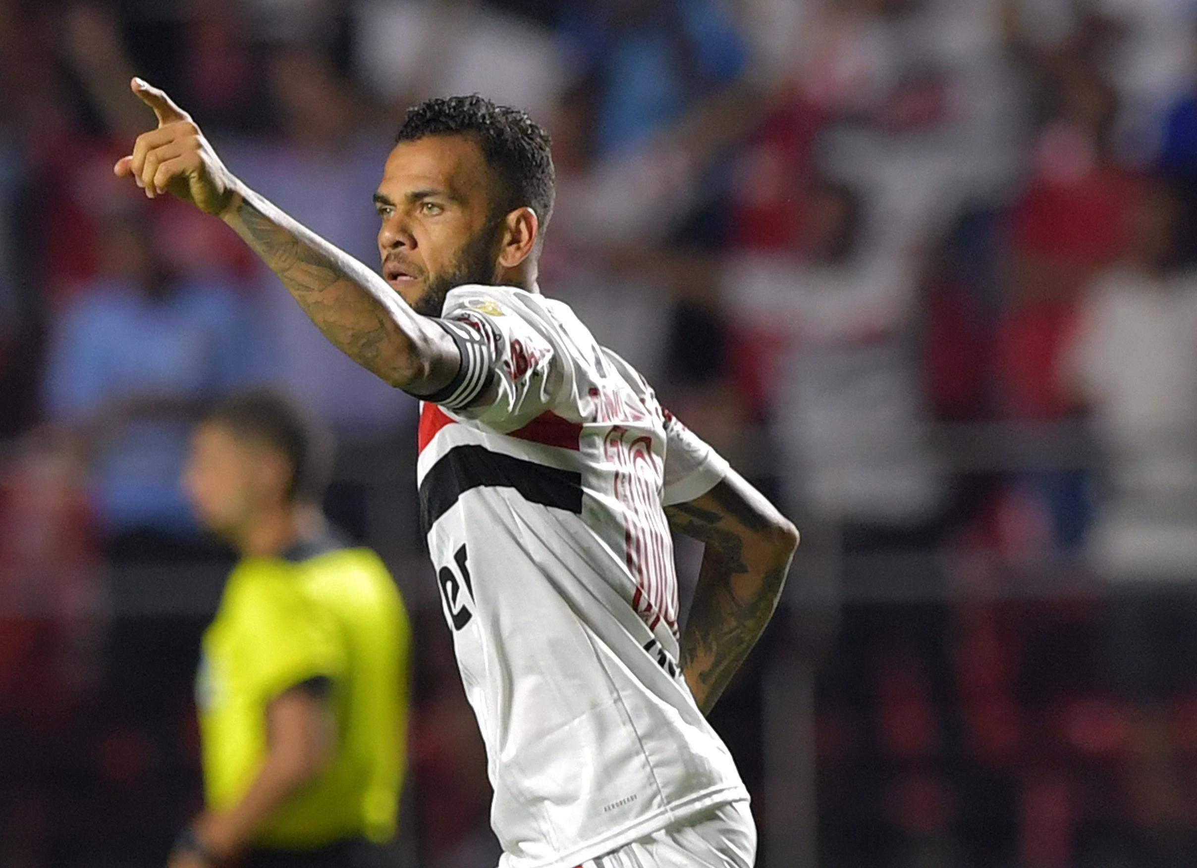 Alves admite que quiere jugar en Boca Juniors. (Foto: AFP)