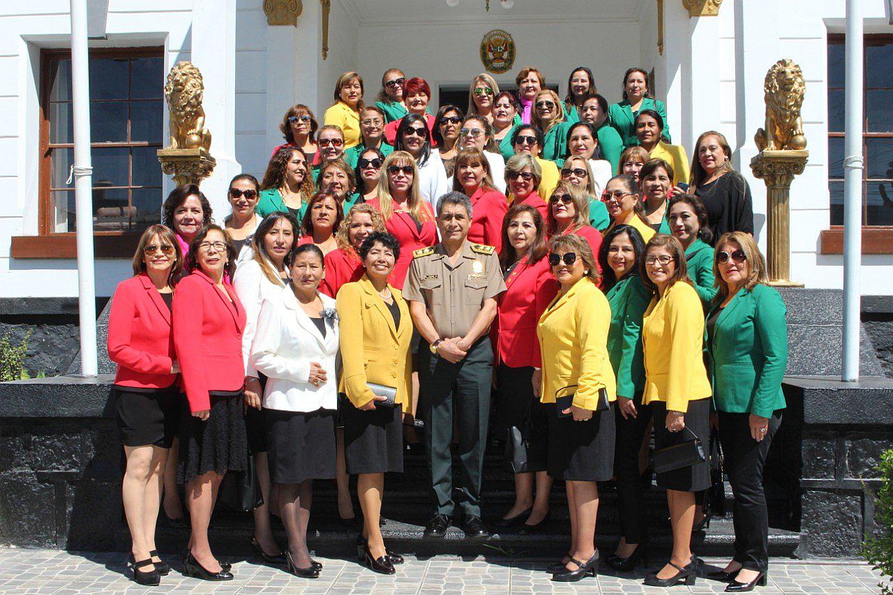 Promociones de la ex Policía Femenina Uniformada de la Guardia Civil celebran 42 aniversario