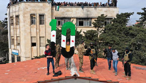 Milicianos y civiles conmemoran en Idlib 10 años de levantamiento contra Al-Assad (Foto: Omar HAJ KADOUR / AFP).