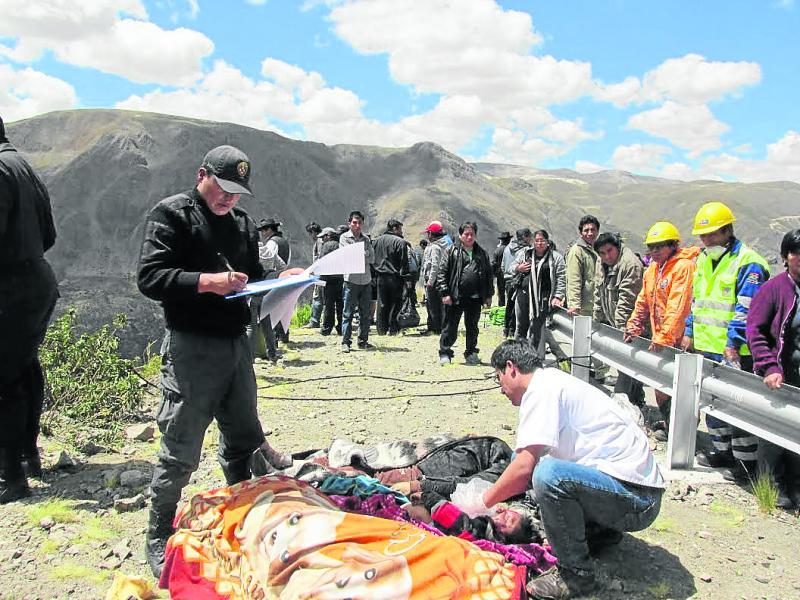 Mueren 27 en accidente de fieles de Señor de Huanca