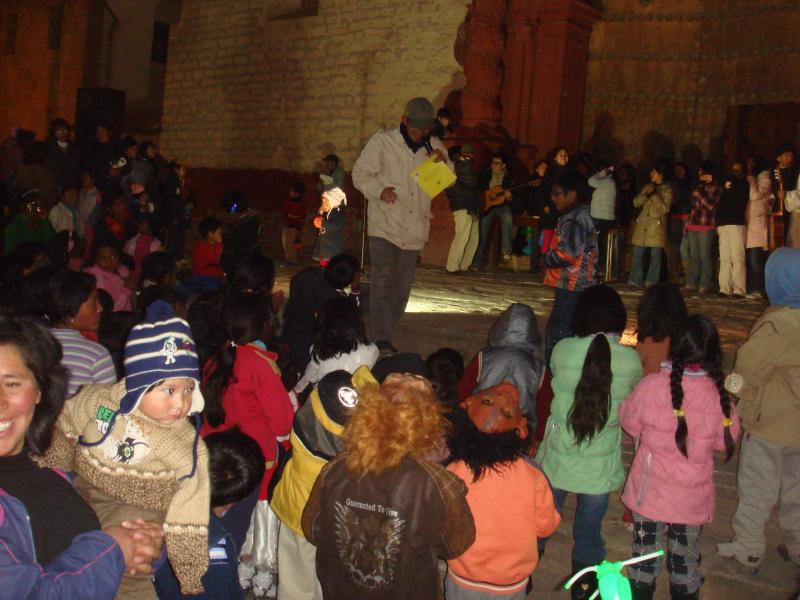 En noche de "halloween" incentivan bailes y cantos religiosos