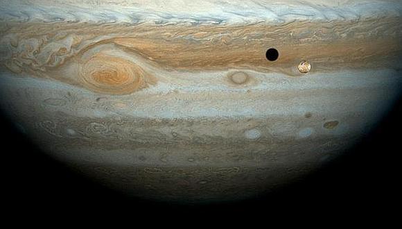 NASA captura imagen de Júpiter y dos de sus lunas