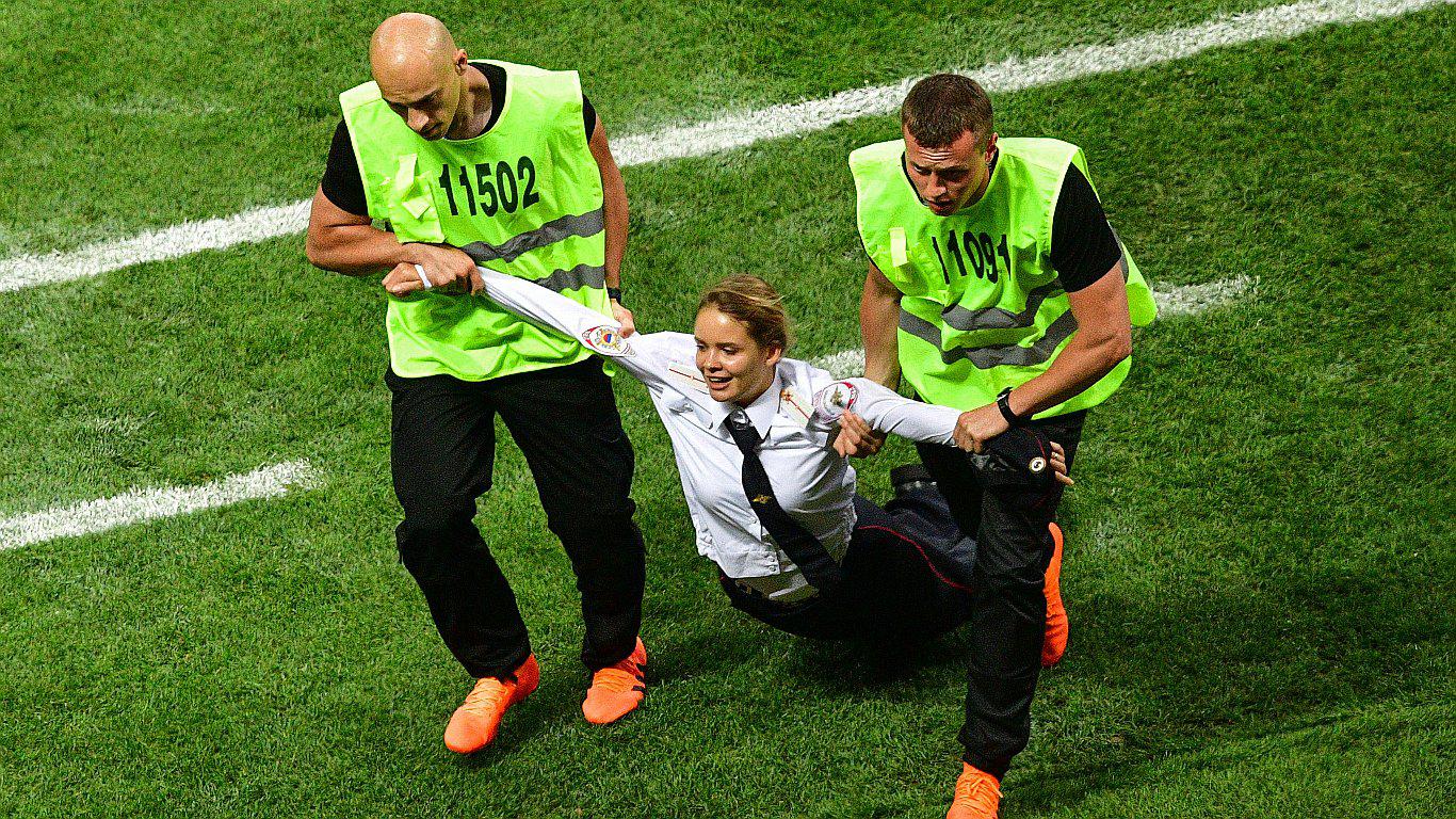 Feminista que invadió la cancha en final del Mundial fue condenada a 15 días de arresto