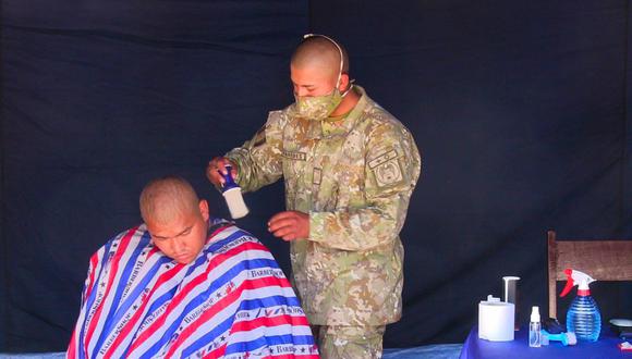 Miembros del Ejército Peruano participaron en el servicio gratuito de corte de cabello. (Foto: Hugo Supo)