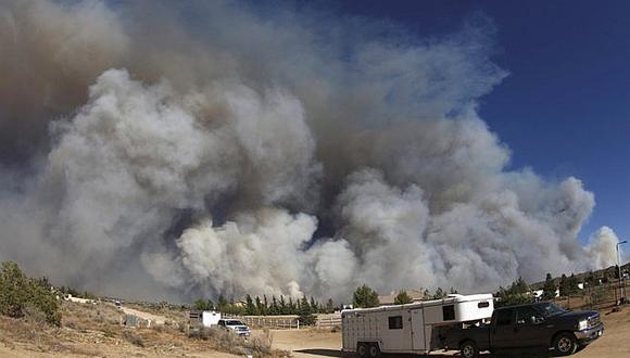 Un incendio fuera de control en California obliga a evacuar a 82.000 personas (VIDEO)