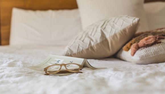 Las almohadas siempre deben estar limpias pues nuestras cabezas y caras están sobre ellas. Aprende a dejarlas como nuevas. (Foto: Canva)