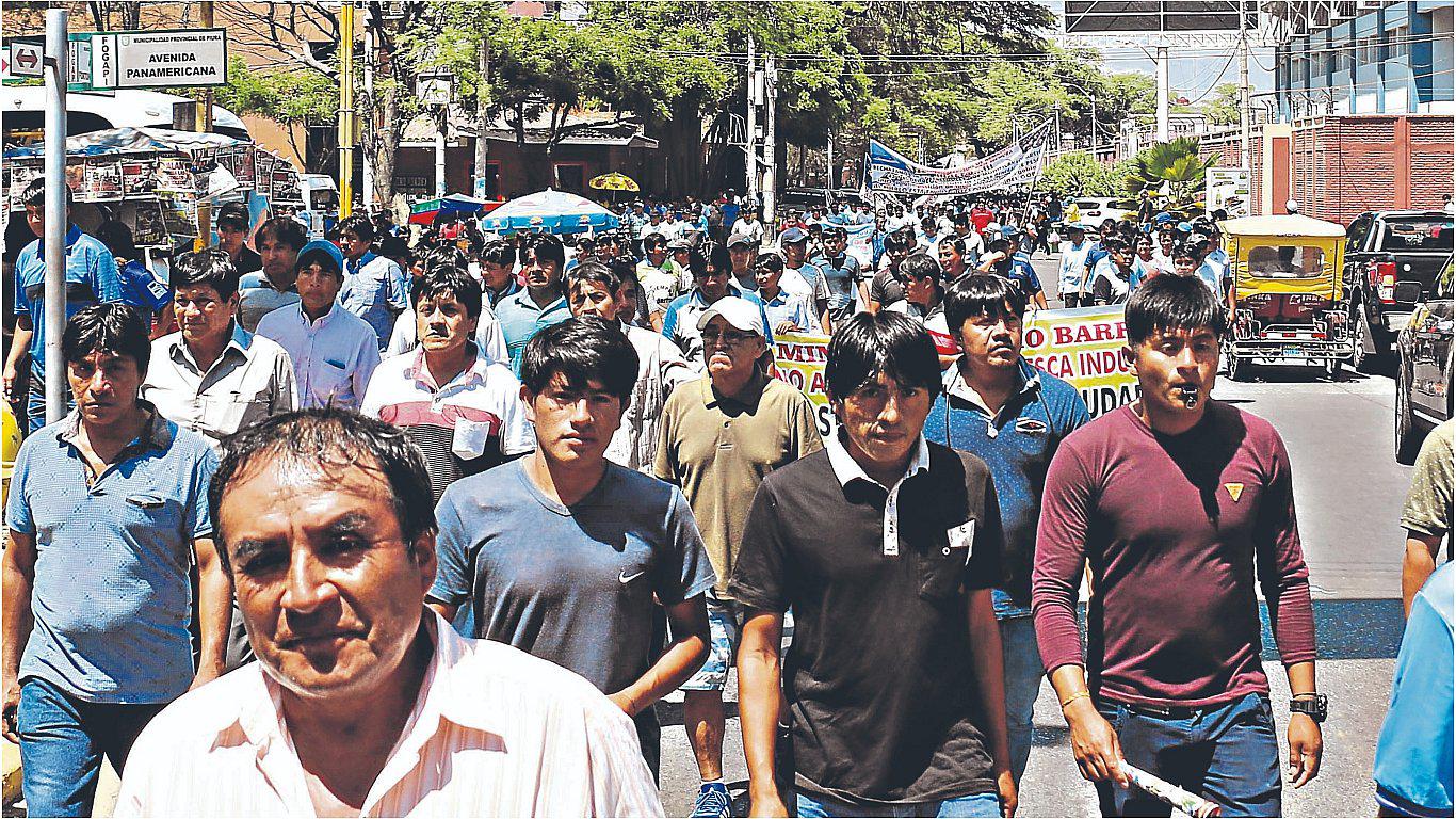 Marchan para exigir que bajen costos de permisos de pesca 