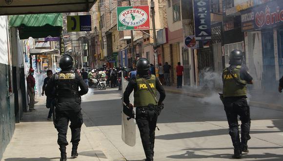 Policías dispersa con gas lacrimógeno a mototaxistas que se oponen al 'pico y placa'