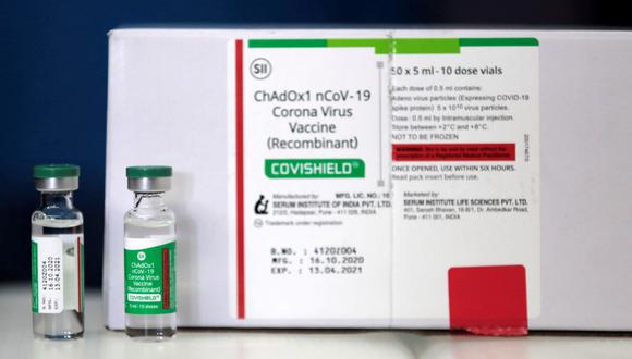 FOTO DE ARCHIVO: COVISHIELD, la vacuna AstraZeneca COVID-19 fabricada por Serum Institute of India, se muestra a los medios en Katmandú, Nepal, 21 de enero de 2021. (REUTERS/Navesh Chitrakar).