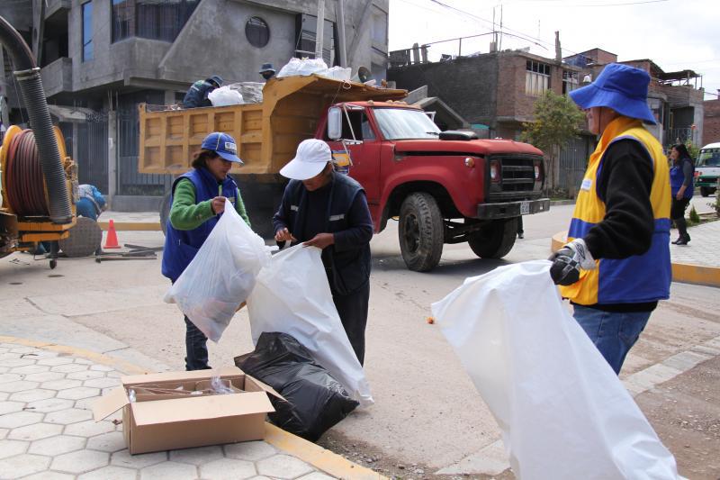 Capacitan a vecinos en clasificación de residuos sólidos 