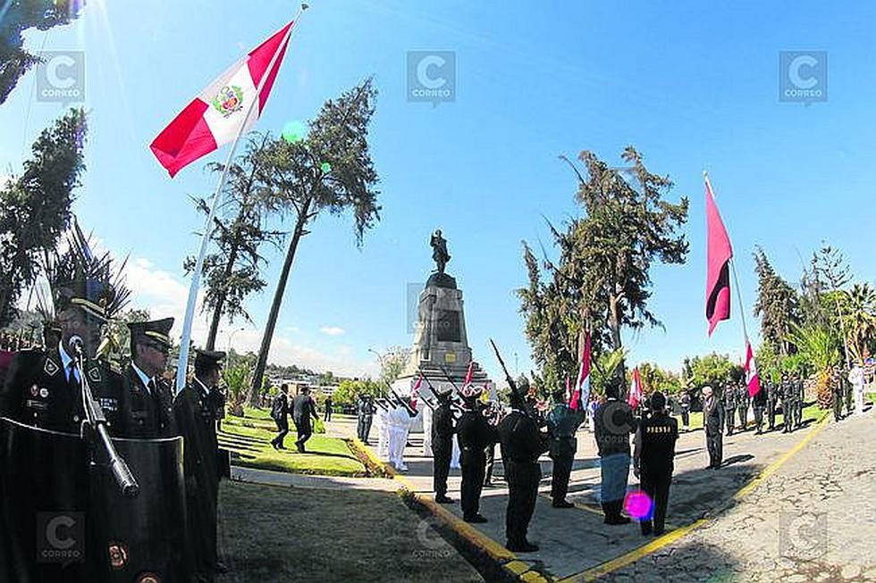 Alejarse de la corrupción y el narcotráfico demandan en desfile por  la renovación del Juramento a la  Bandera