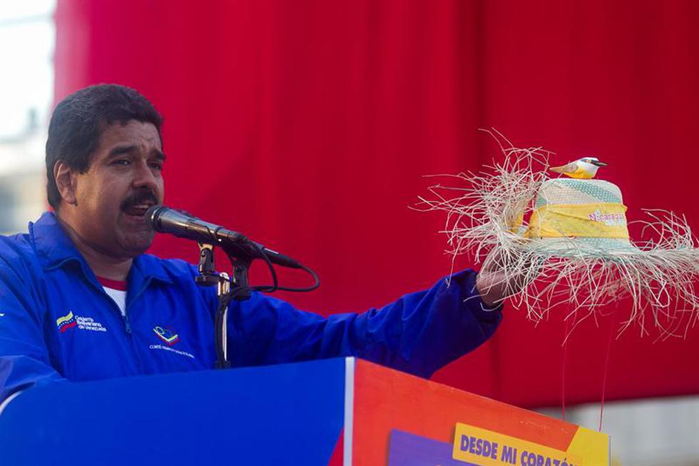 Maduro usa sombrero con un pajarito en acto de campaña