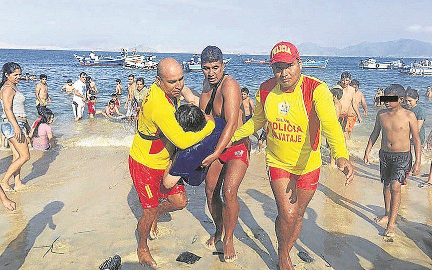 Joven salva de morir ahogado en la playa Caleta Colorada