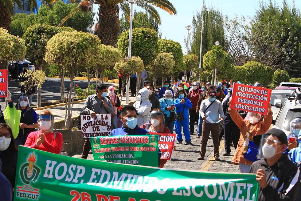 ​Trabajadores de EsSalud protestan para exigir EPP y bonos (FOTOS)
