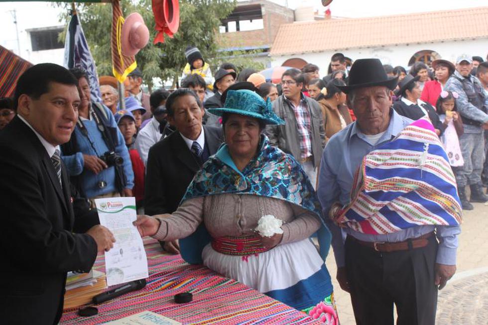 30 parejas se dan el sí vestidos con trajes típicos (FOTOS)