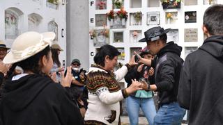 Población llega en visitas masivas, bailan y llevan flores a padres en cementerio de Huancayo (FOTOS)