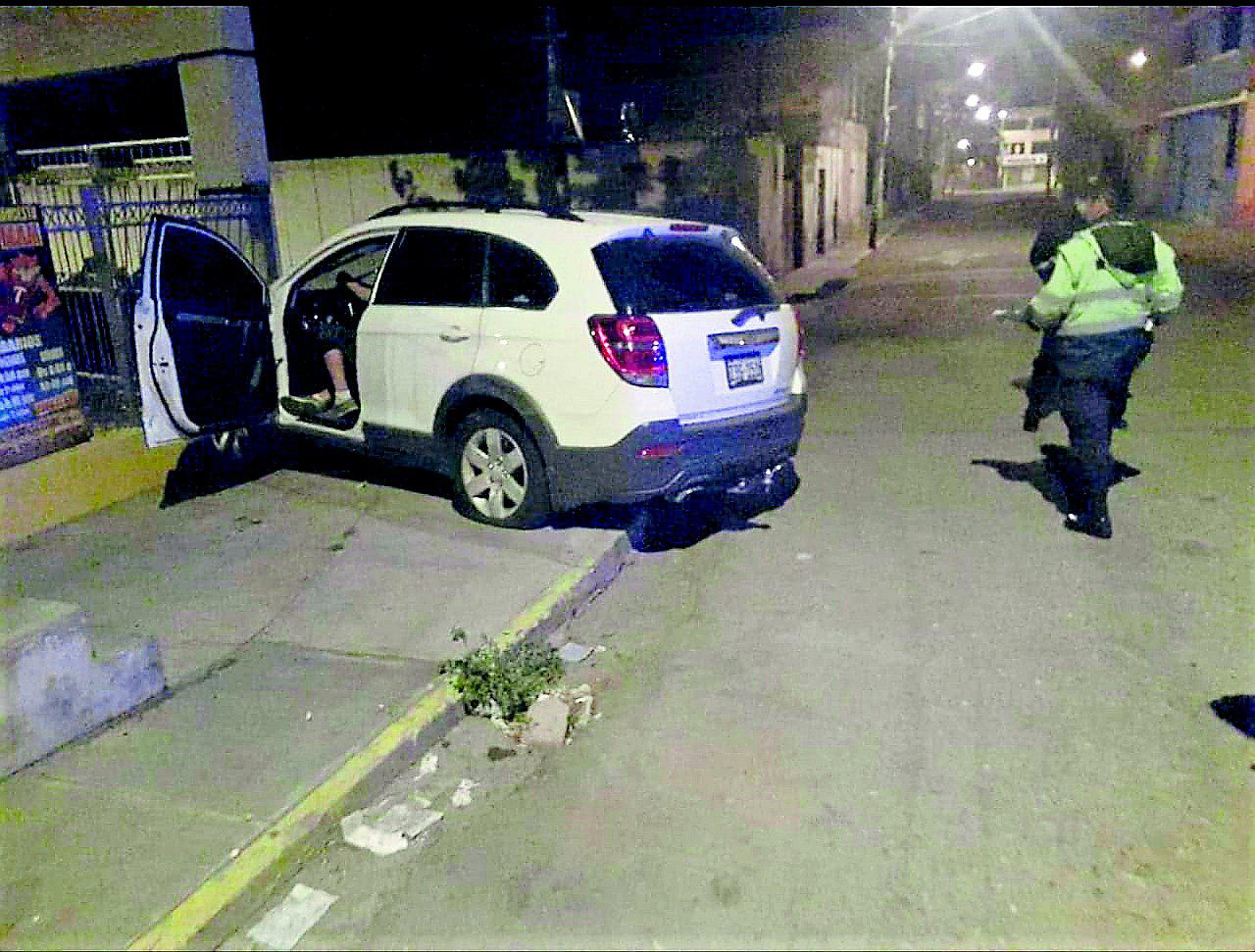 Empresario ebrio choca su camioneta en parque de Cerro Colorado