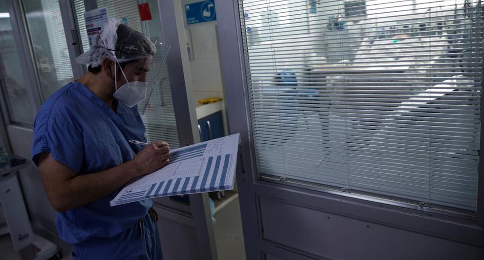 Imagen referencial. Un sanitario revisa el estado de un paciente afectado por el coronavirus en la Unidad de Cuidados Intensivos (UCI) del Hospital Clínico de la Universidad de Chile en Santiago. (EFE/Alberto Valdés).