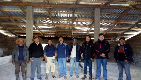 Instalan cobertizos para proteger animales de granja en temporada de frío