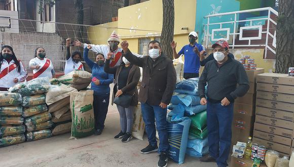 Alcalde y funcionarios de Sandia donan víveres a residentes