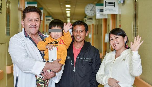 Médicos realizan cirugía de alto riesgo para salvar vida de niño que se tragó una moneda (FOTOS)