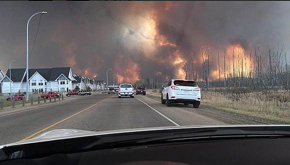 Canadá: Evacúan a miles de personas de una ciudad por incendio (FOTOS)