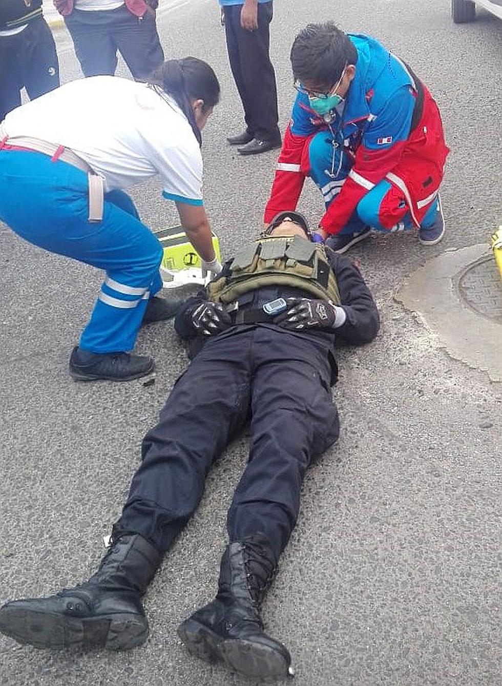 Policía motorizado se estrella contra taxi y luego paramédicos lo trasladan al hospital Unanue