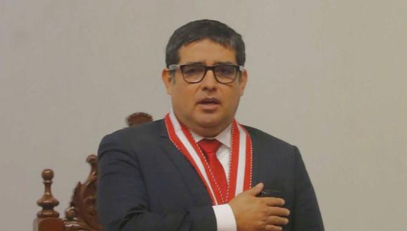 Al fiscal supremo Víctor Rodríguez Monteza se le acusa de alertar a los miembros de la organización criminal Los Cuellos Blancos del Puerto sobre la intercepción legal de sus comunicaciones.