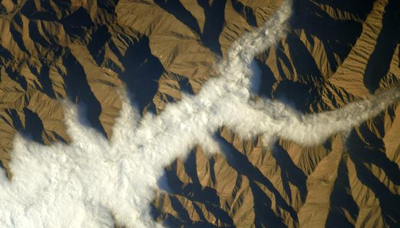 Cadena montañosa en Perú con rodeada de nubes con formas sinuosas. Imagen tomada desde el espacio. (Foto: Thomas Pesquet/Twitter)