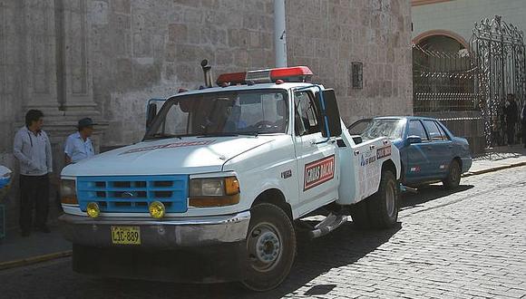 ​Grúas operan en distritos de Arequipa y se llevan los autos mal estacionados